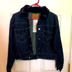 NWT sz L Levi denim girls jacket. Faux fur collar, metal buttons, chest pockets